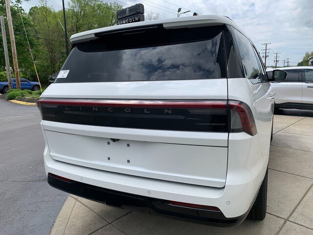 New 2026 Lincoln Navigator Reserve w/ Jet Appearance Package AWD/4WD image 7