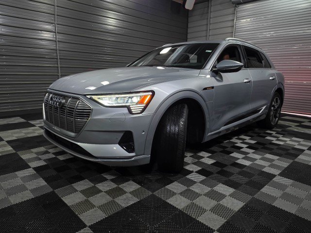 Used 2022 Audi e-tron Premium Plus image 44