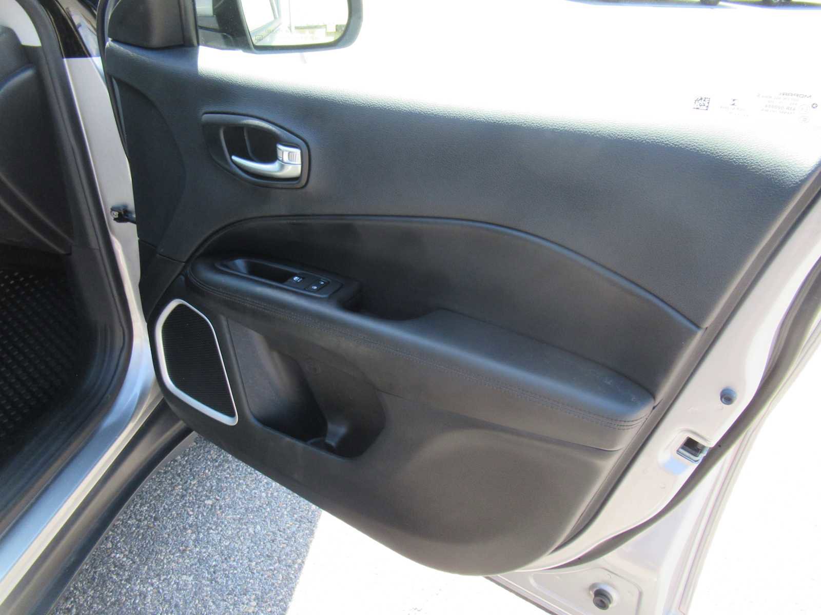 Used 2019 Jeep Compass Latitude AWD/4WD image 21