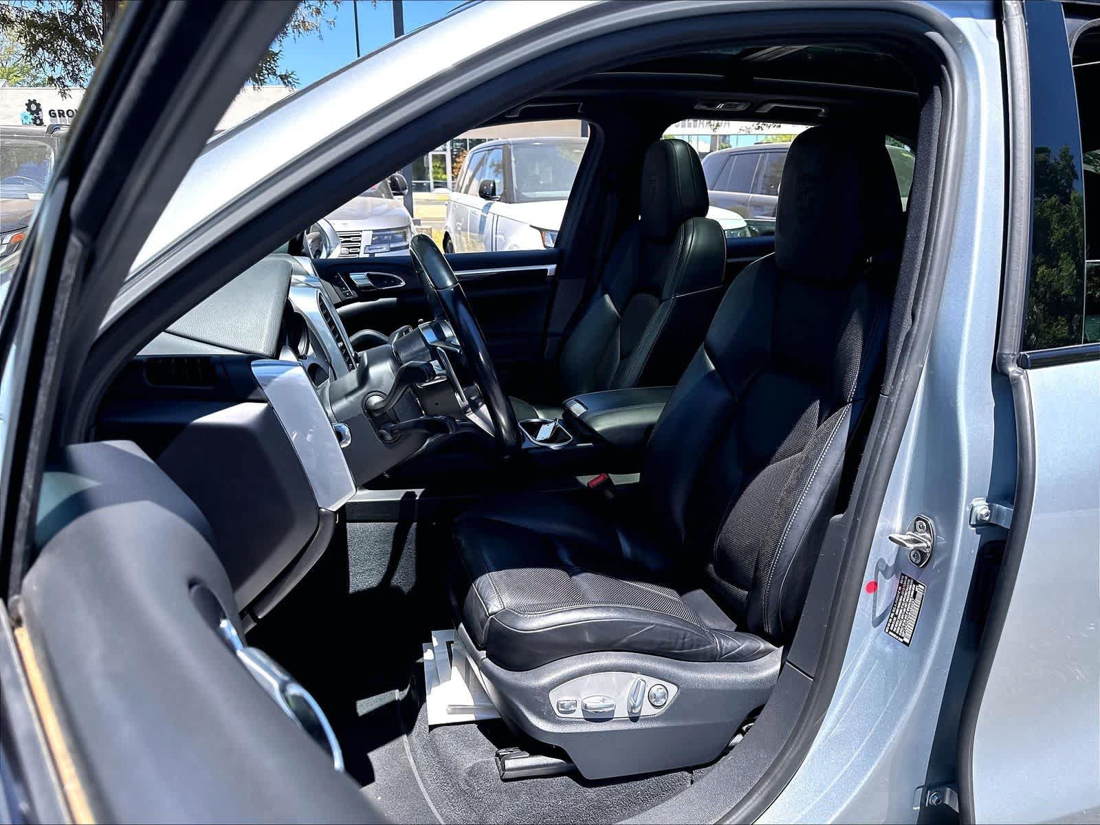 Used 2017 Porsche Cayenne Platinum Edition AWD/4WD image 28