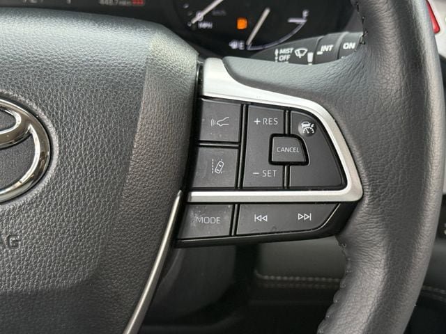 Used 2025 Toyota Sienna XLE FWD image 15