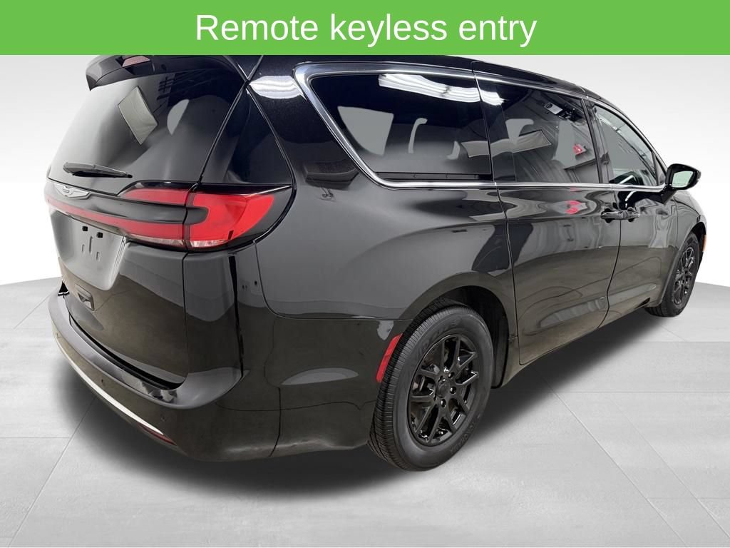 Used 2025 Chrysler Pacifica Select FWD image 12