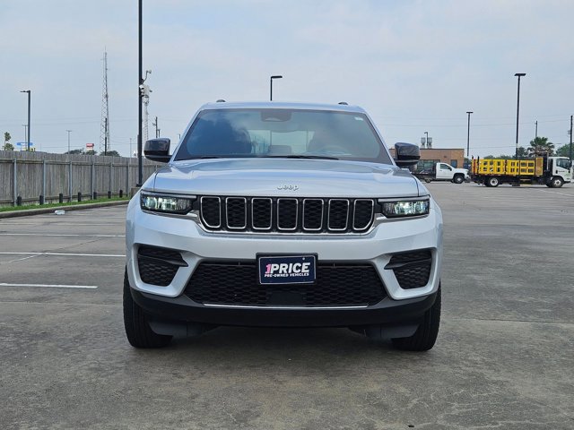 Used 2024 Jeep Grand Cherokee Laredo RWD image 2