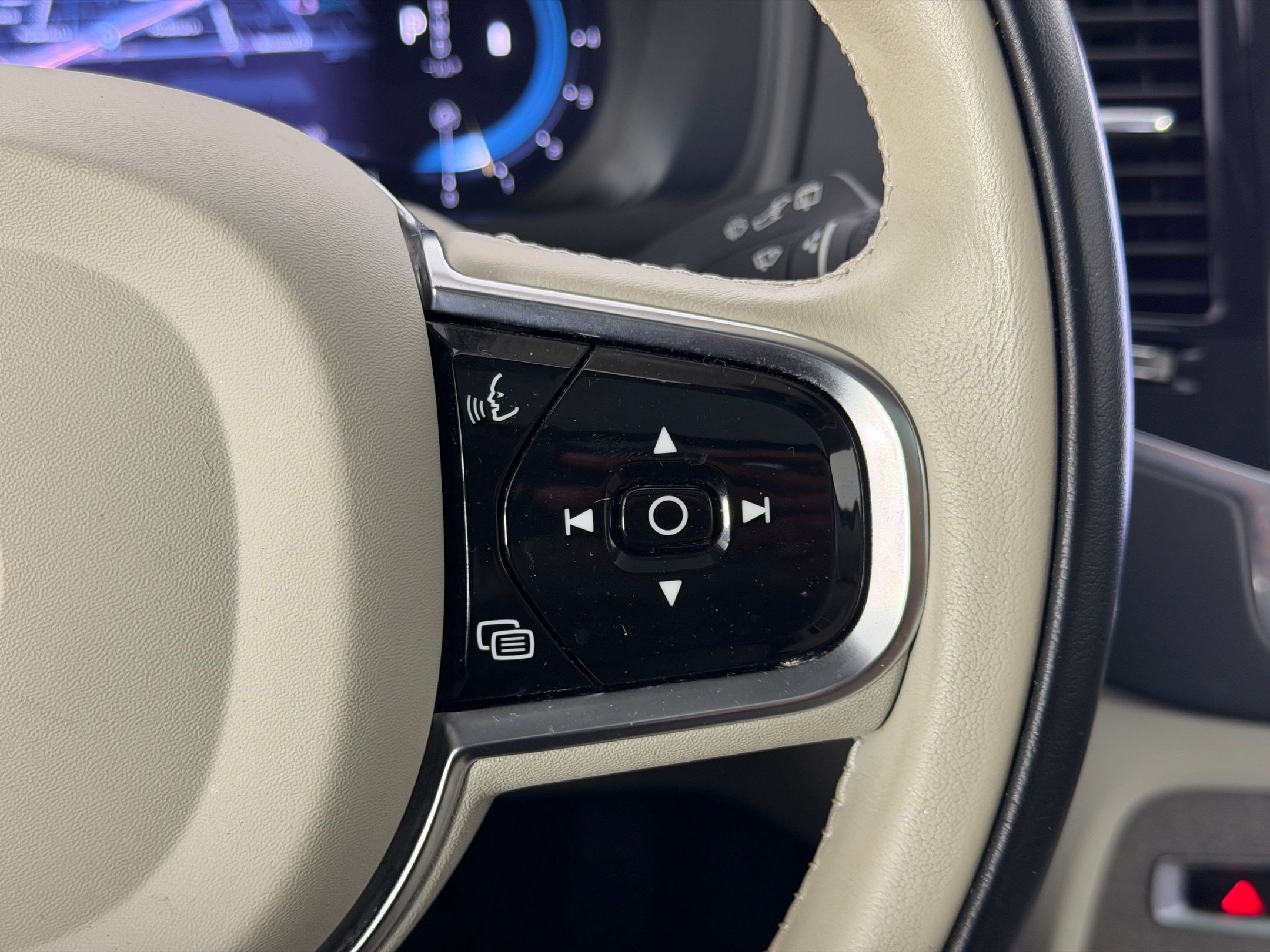 Used 2023 Volvo XC90 B6 Ultimate w/ Protection Package Premier AWD/4WD image 27