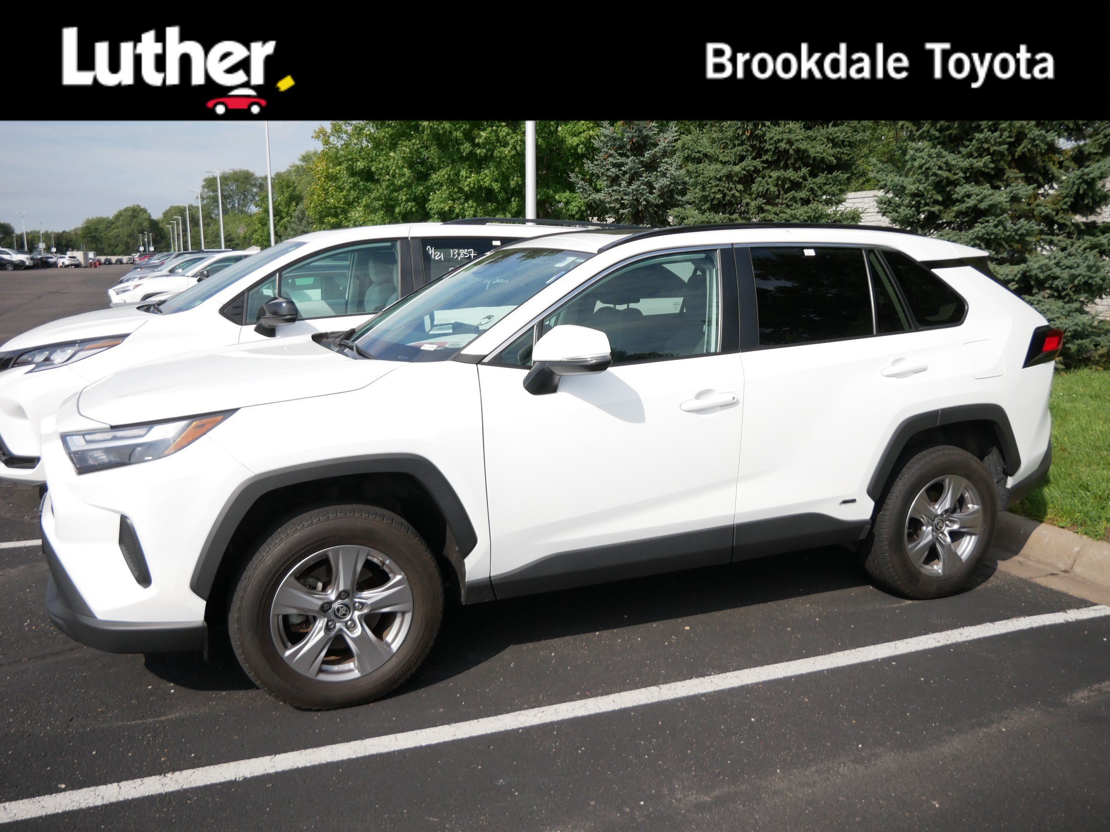 Used 2022 Toyota RAV4 XLE w/ Convenience Package AWD/4WD image 1