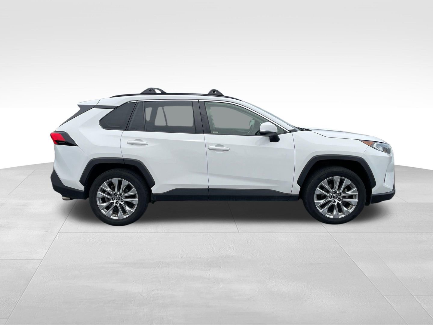 Used 2019 Toyota RAV4 XLE Premium w/ Cold Weather Package AWD/4WD image 5