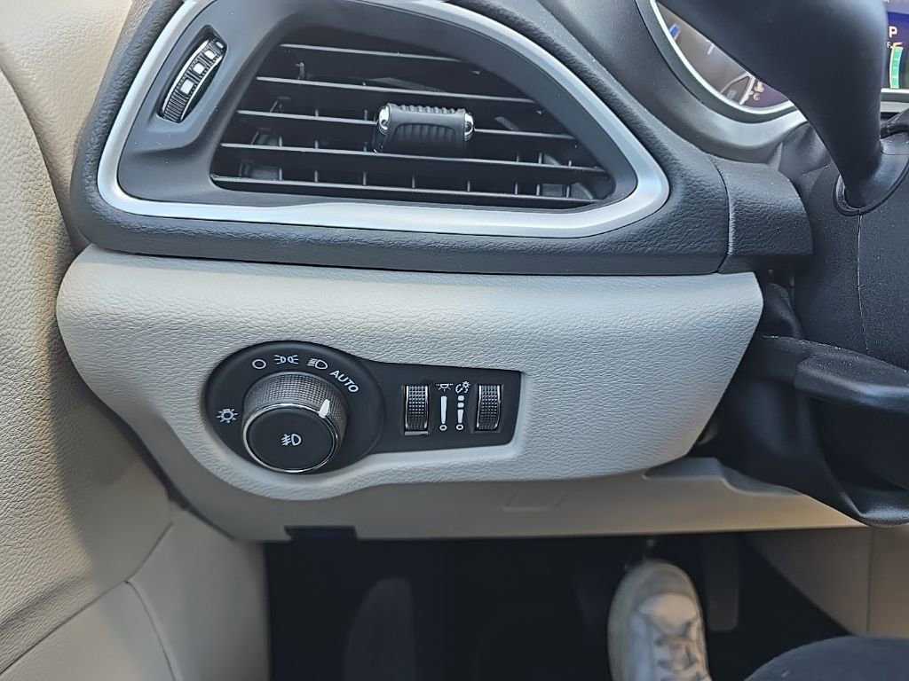 Used 2024 Chrysler Pacifica Touring-L image 20