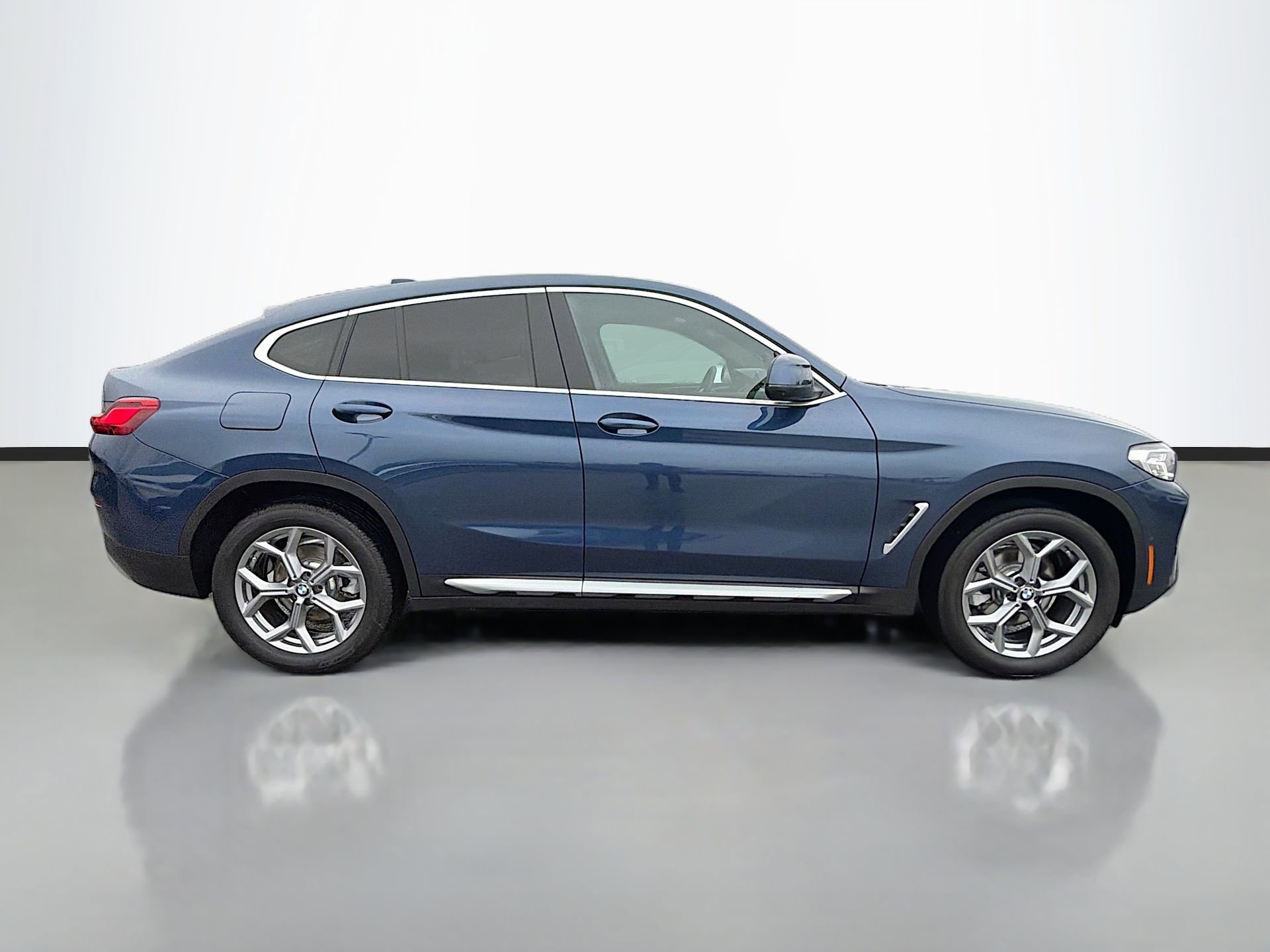 Certified 2025 BMW X4 xDrive30i image 3