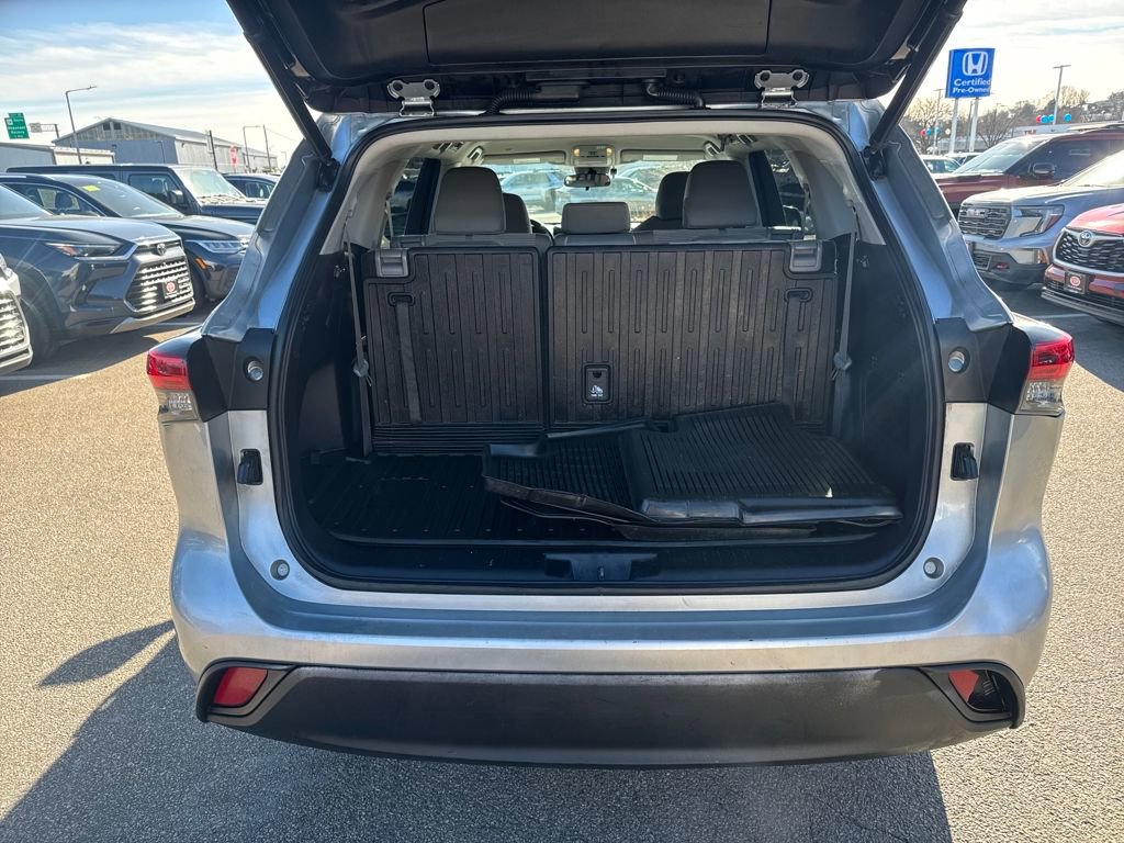 Used 2021 Toyota Highlander LE image 7