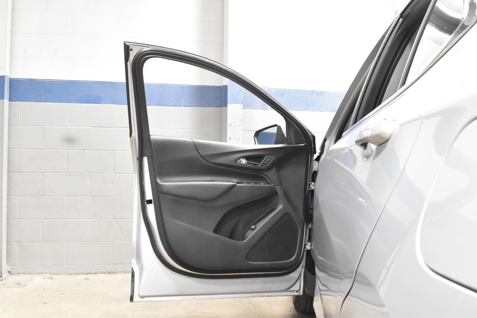 Used 2022 Chevrolet Equinox LT w/ Driver Convenience Package FWD image 9