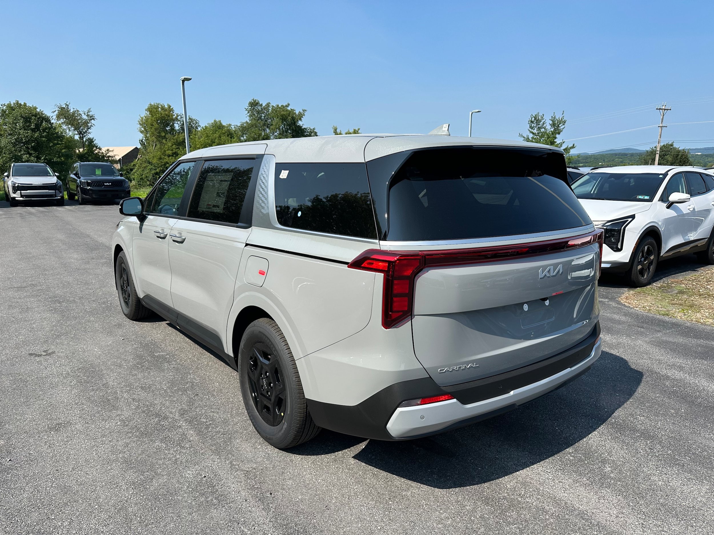 New 2027 Kia Carnival FWD image 7