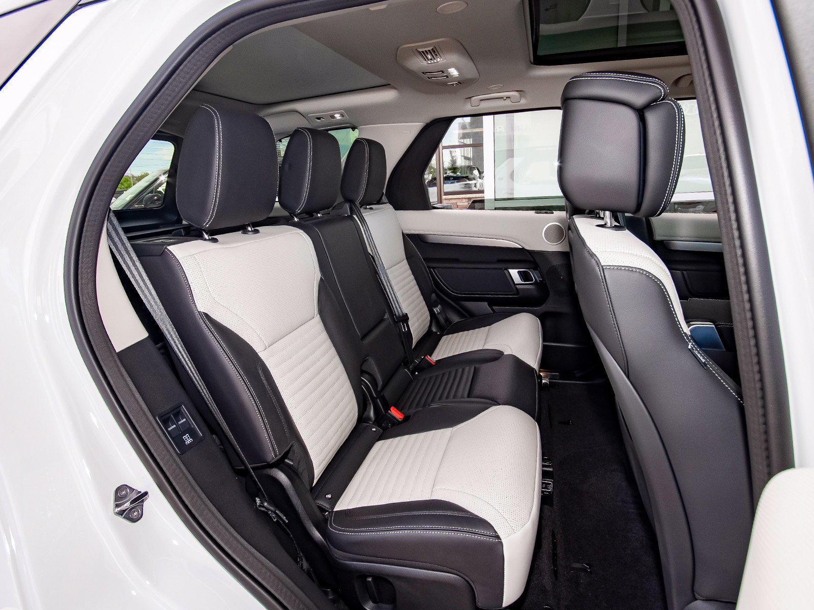 New 2026 Land Rover Discovery Limited Edition AWD/4WD image 46