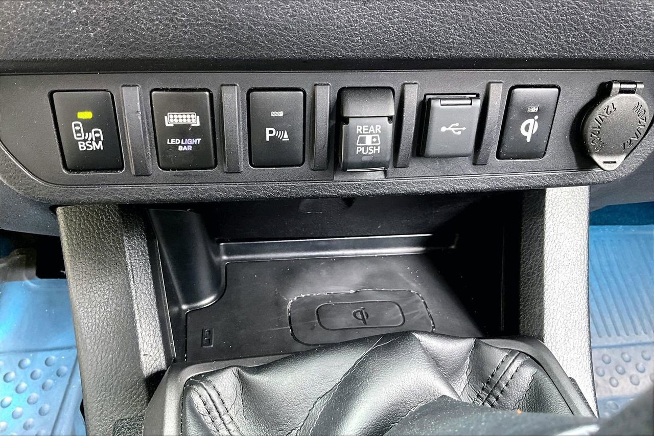 Used 2020 Toyota Tacoma TRD Sport w/ TRD Premium Sport Package AWD/4WD image 25