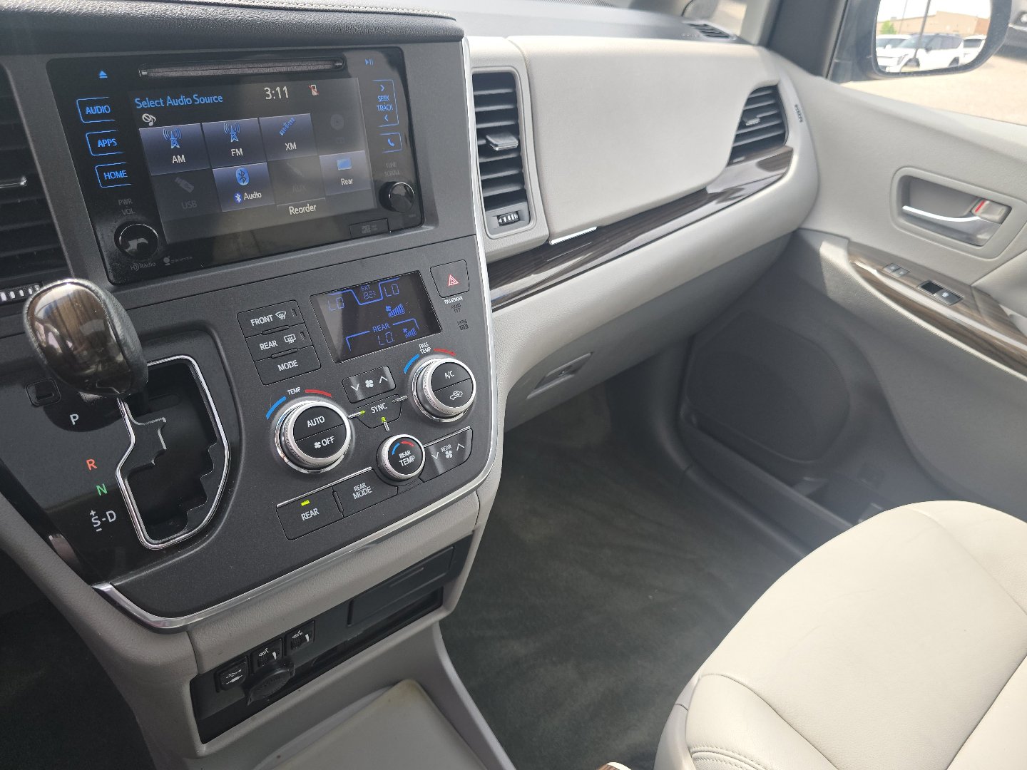 Used 2015 Toyota Sienna XLE Premium FWD image 30