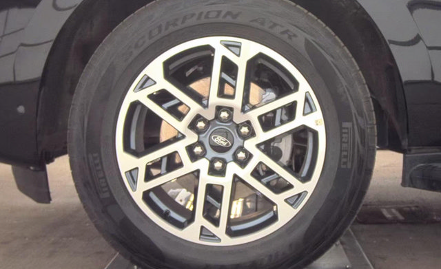 Used 2025 Ford Expedition Active AWD/4WD image 3