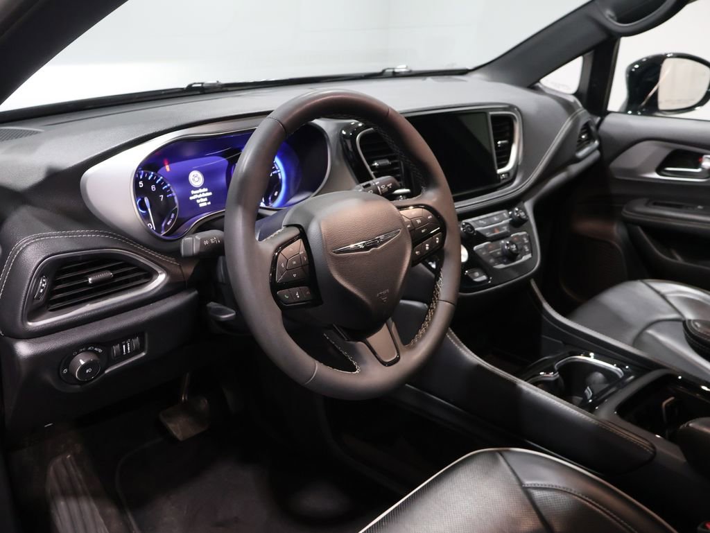 Certified 2025 Chrysler Pacifica Limited image 17