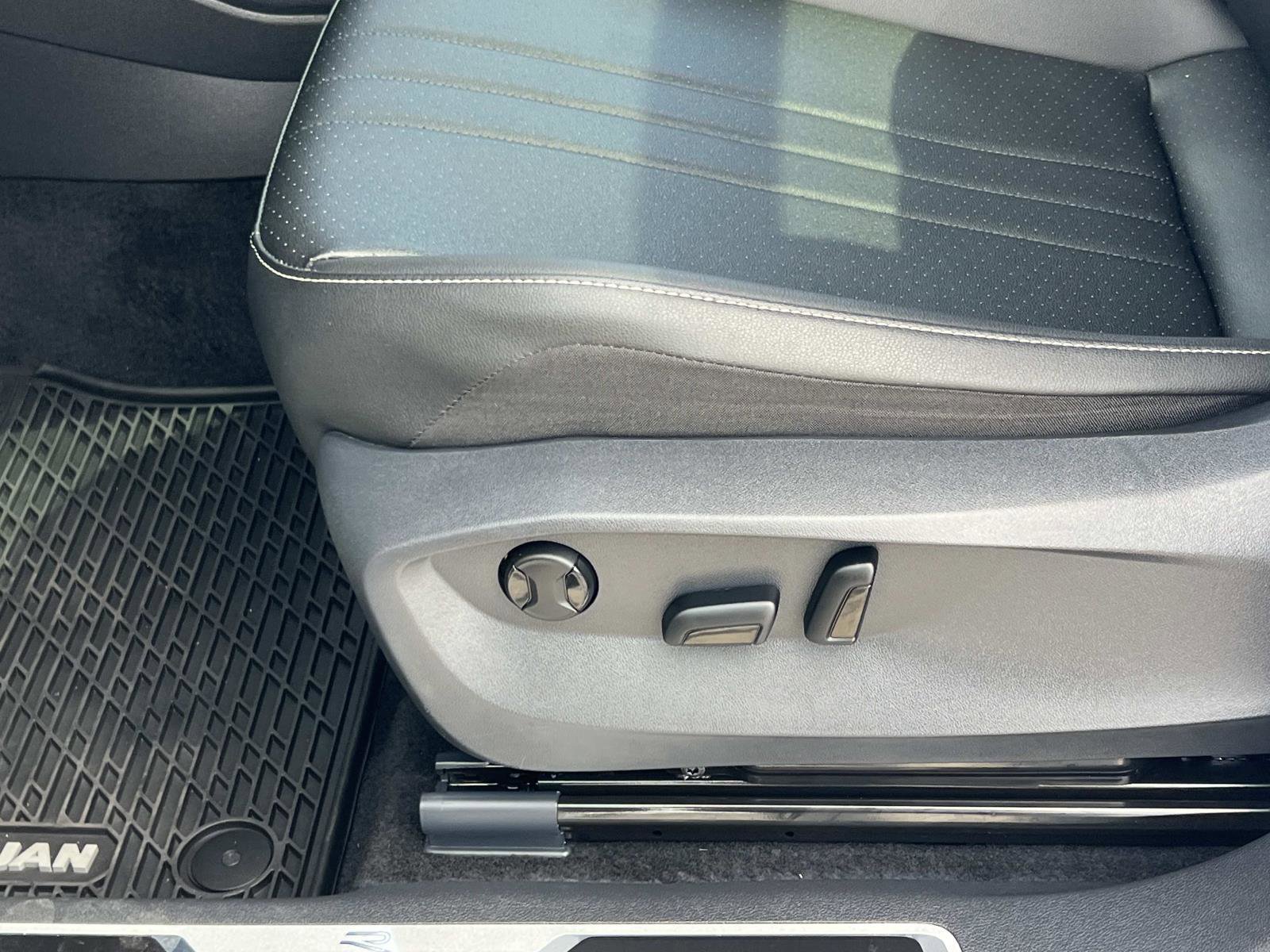 Used 2023 Volkswagen Tiguan SE R-Line image 17