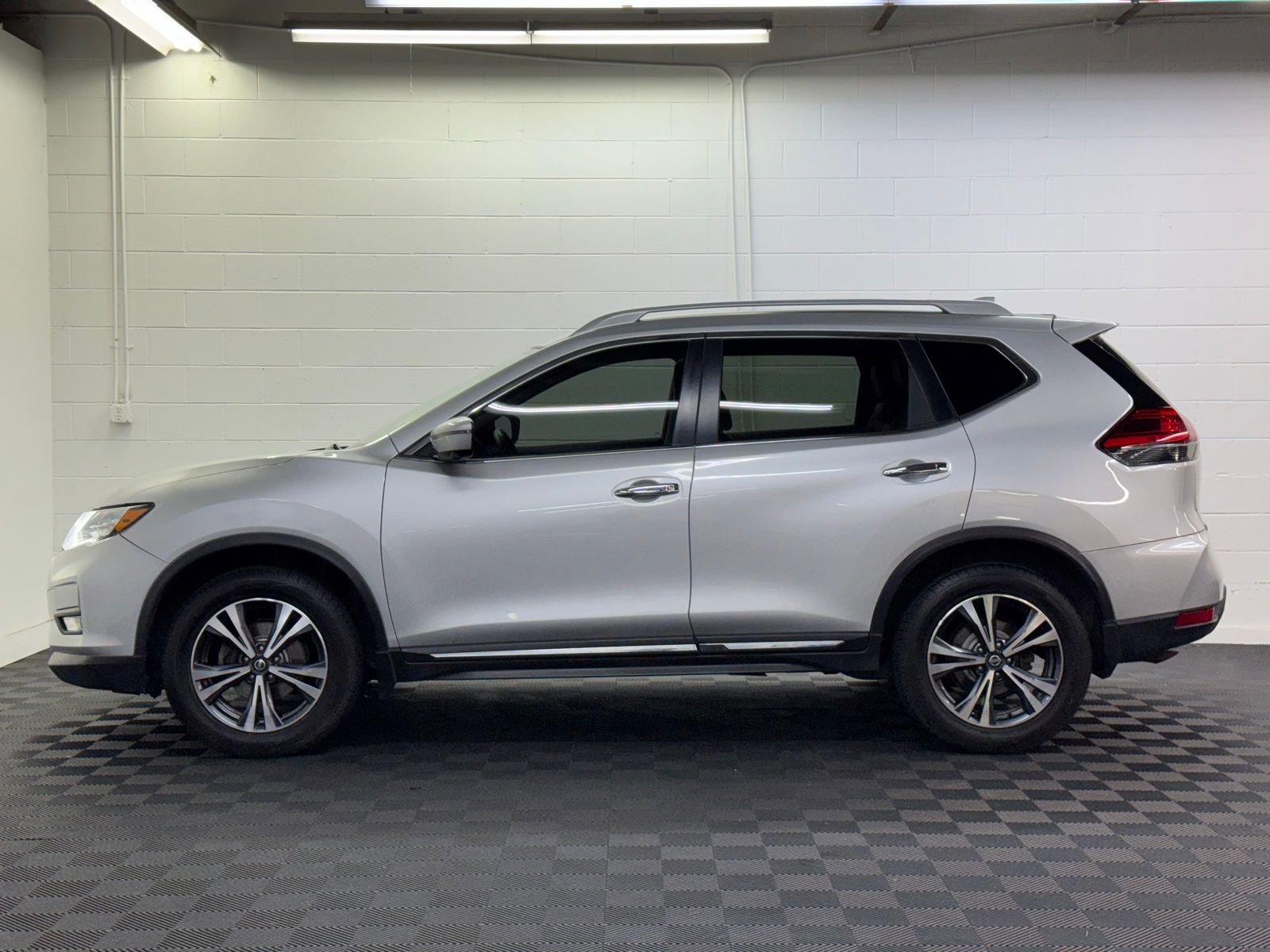 Used 2017 Nissan Rogue SL w/ SL Premium Package image 3