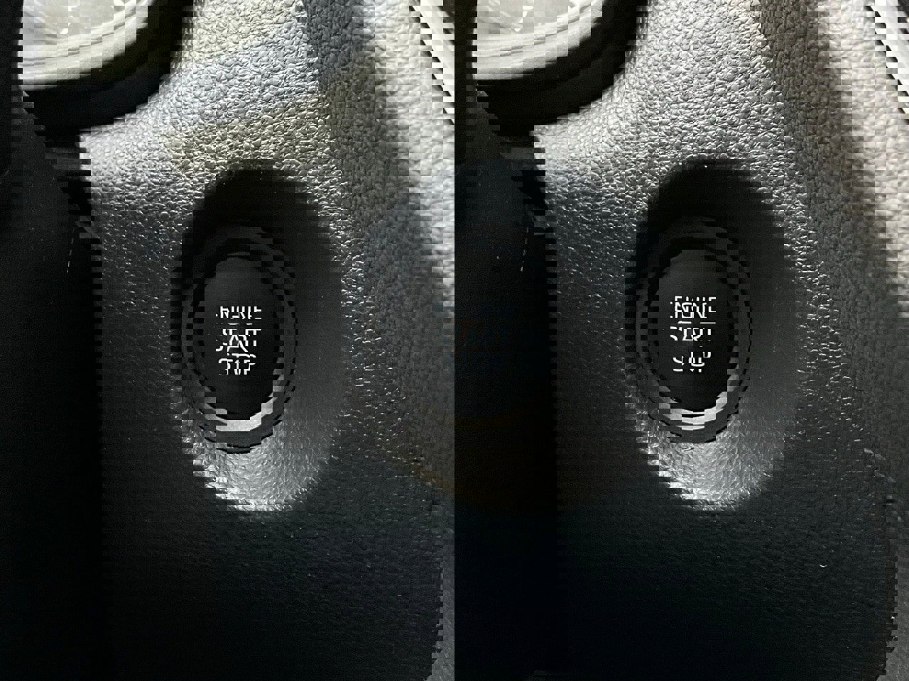 Used 2025 Toyota Corolla Cross LE image 27