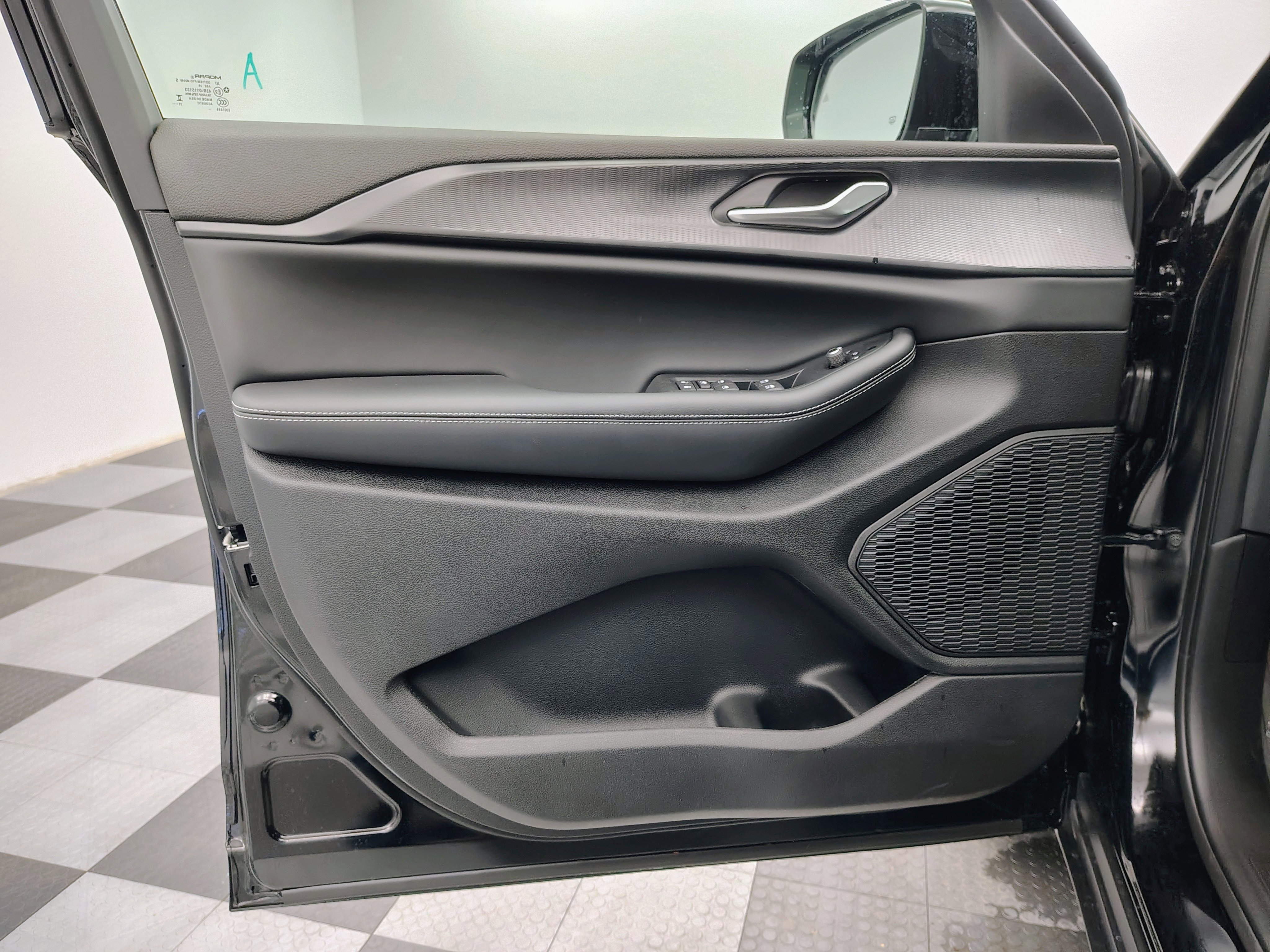 New 2025 Jeep Grand Cherokee Altitude image 15