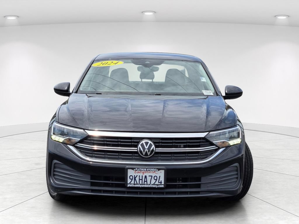Used 2024 Volkswagen Jetta SE FWD image 2