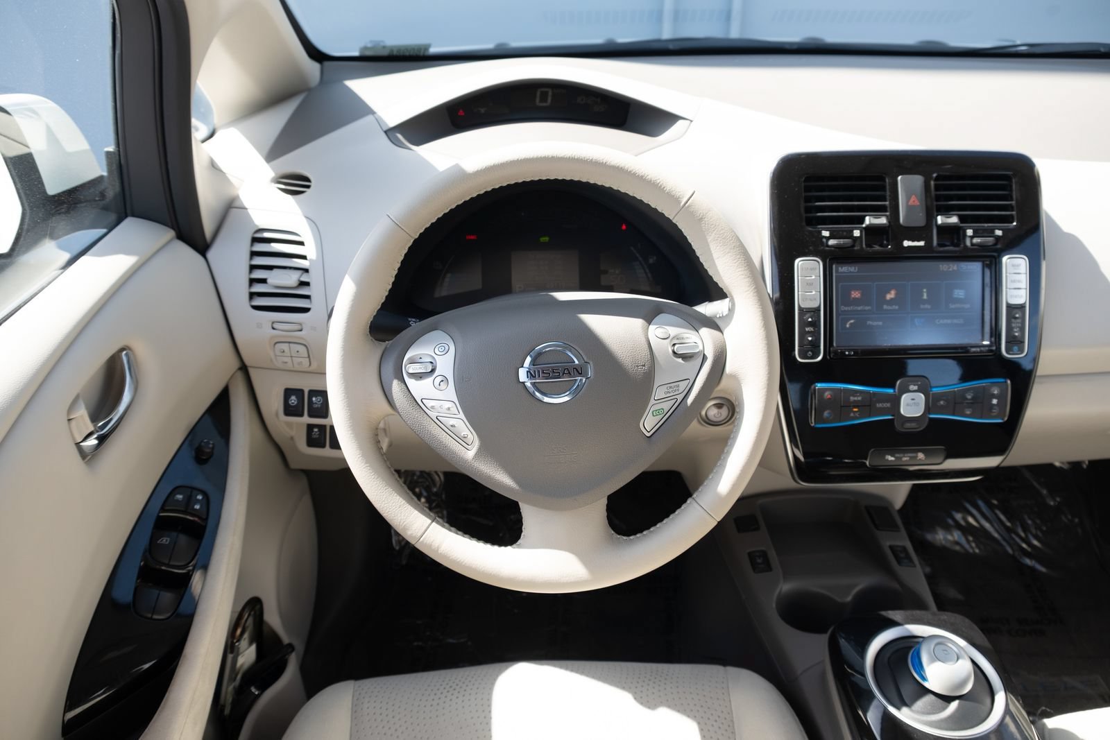 Used 2015 Nissan Leaf SV FWD image 2