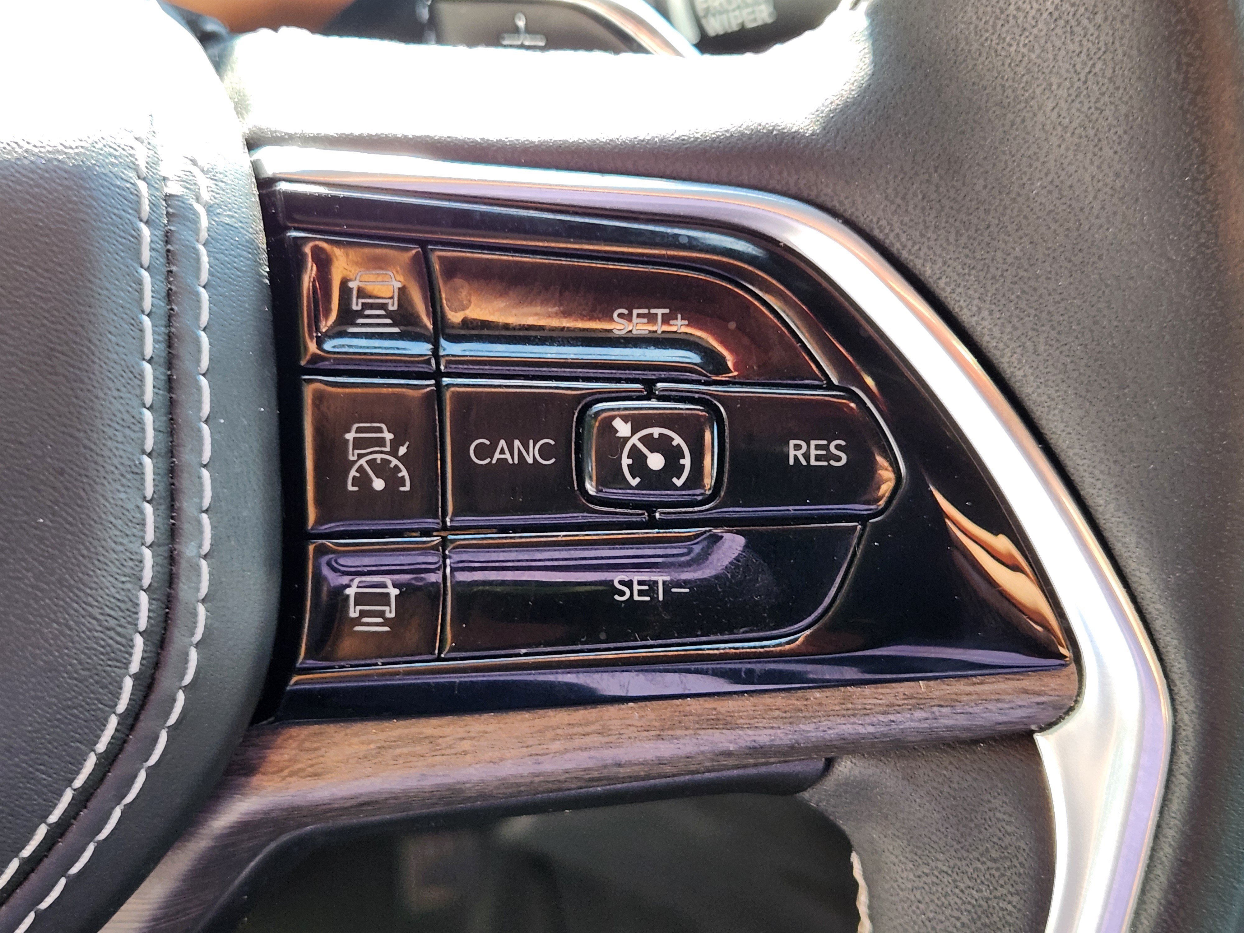 Used 2023 Jeep Grand Cherokee Overland AWD/4WD image 25