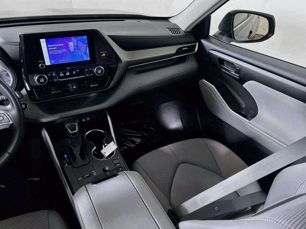 Used 2023 Toyota Highlander LE FWD image 20