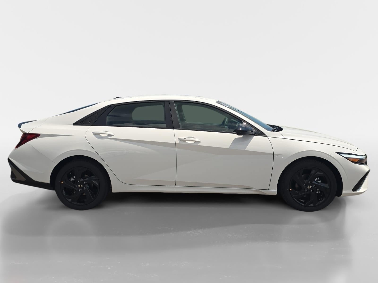 New 2026 Hyundai Elantra SEL Sport FWD image 2