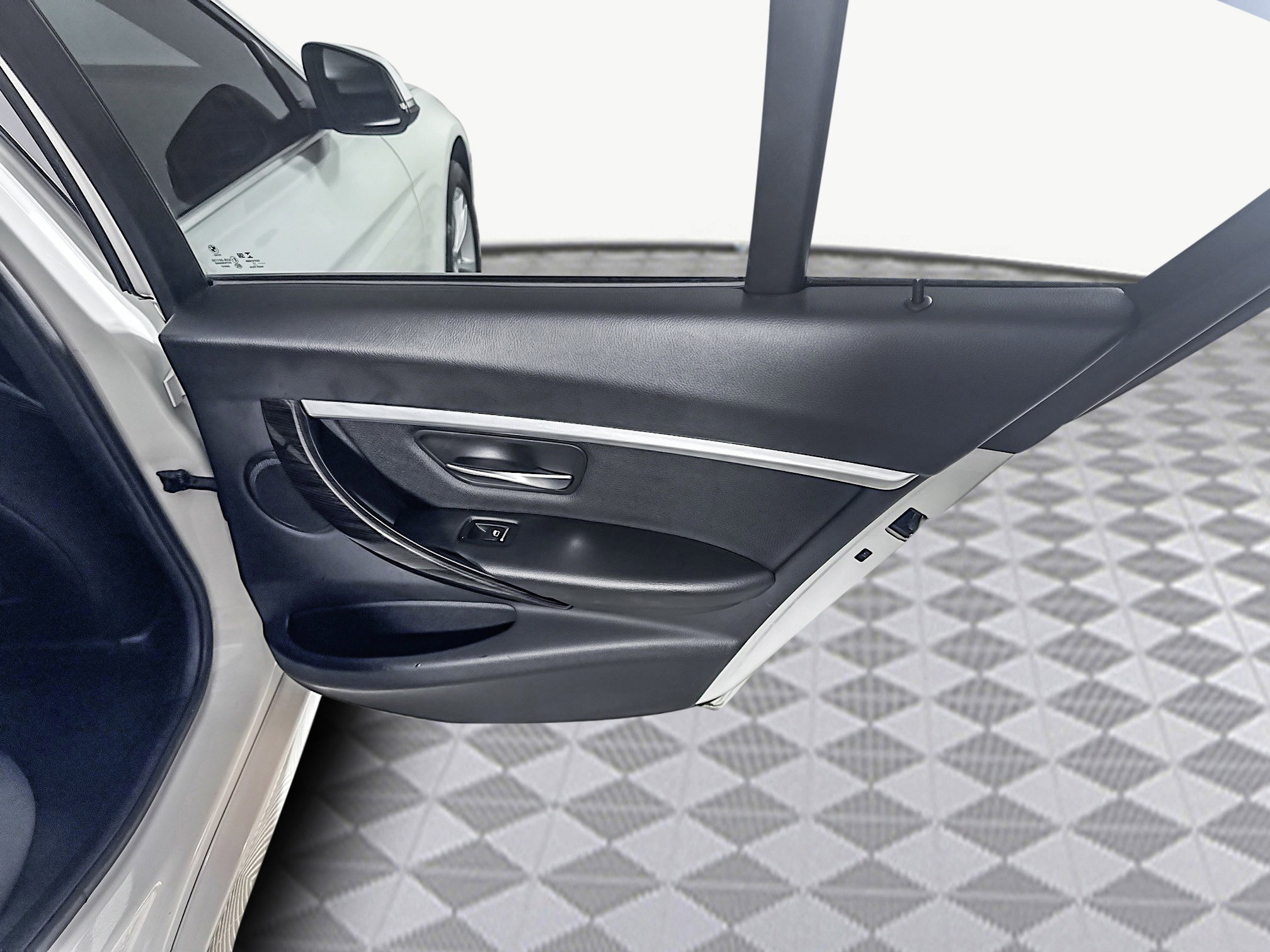 Used 2017 BMW 330e image 28