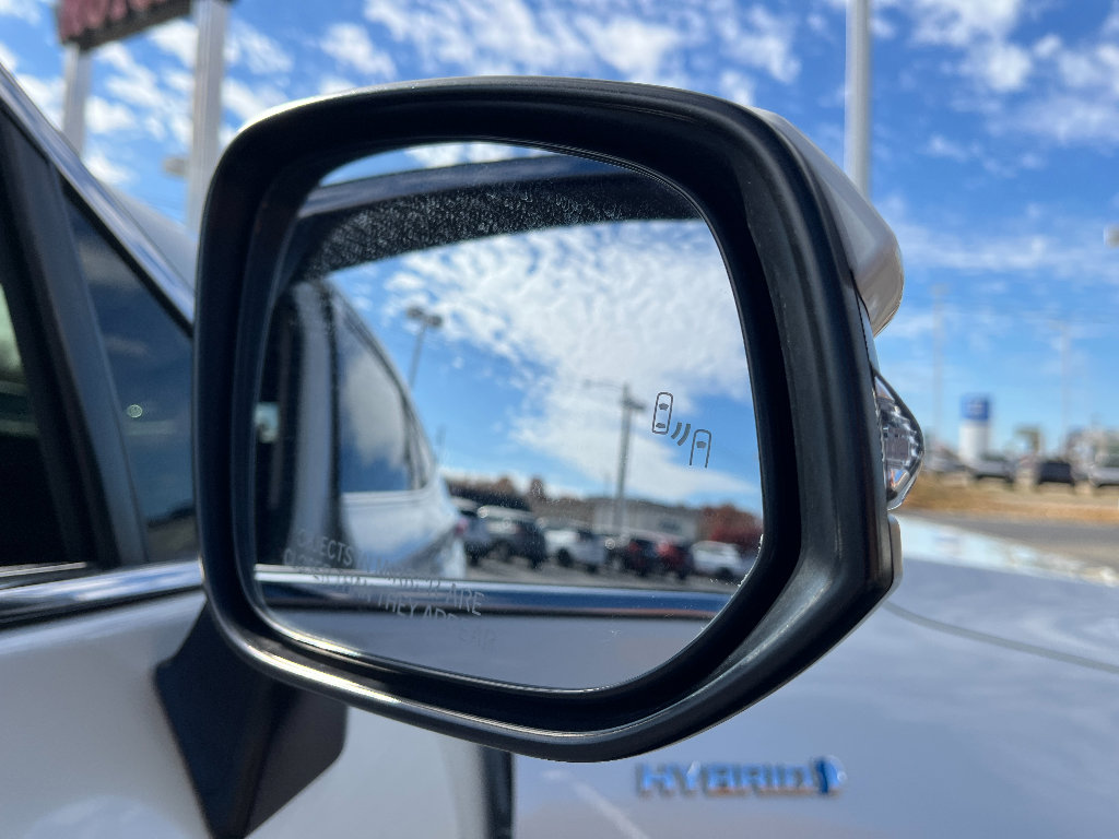 Used 2021 Toyota Venza LE image 16