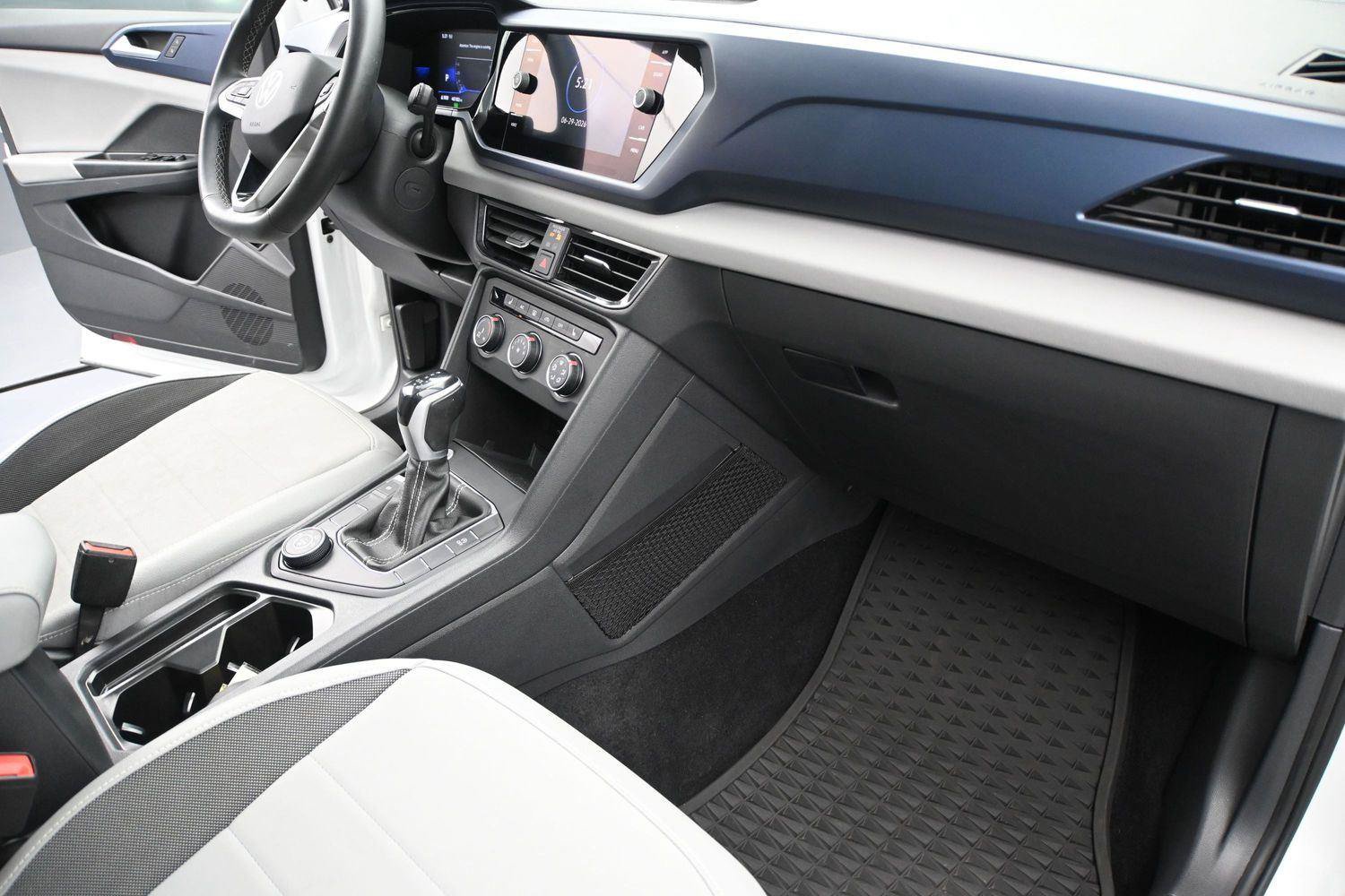 Certified 2022 Volkswagen Taos SE w/ Panoramic Sunroof Package FWD image 16