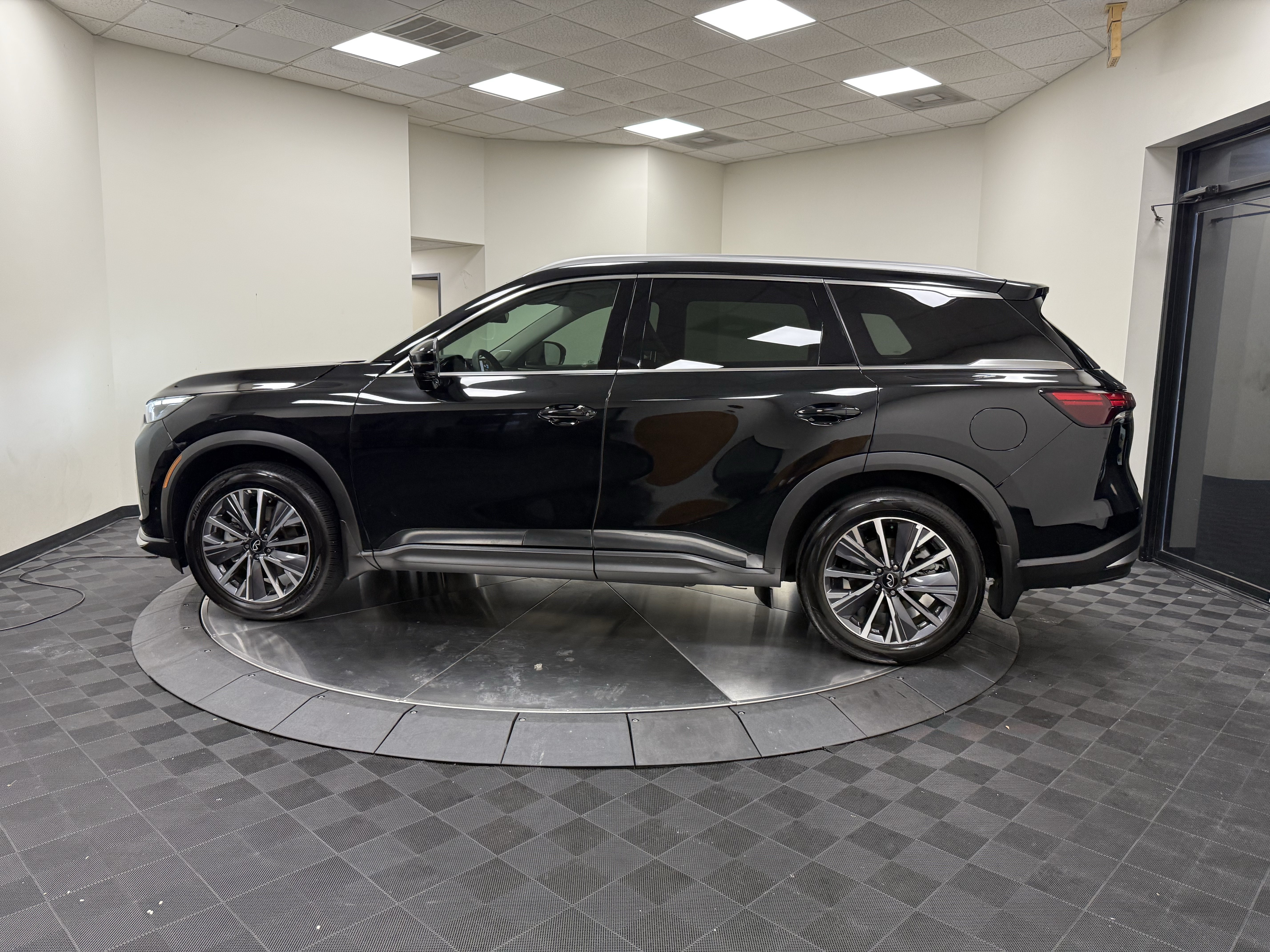 Used 2027 INFINITI QX60 Luxe w/ Cargo Package FWD image 4