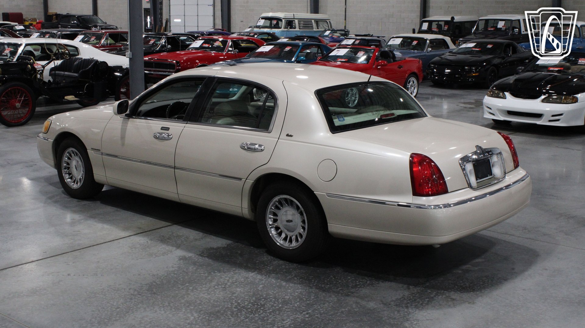 Used 1999 Lincoln Town Car Cartier RWD image 32