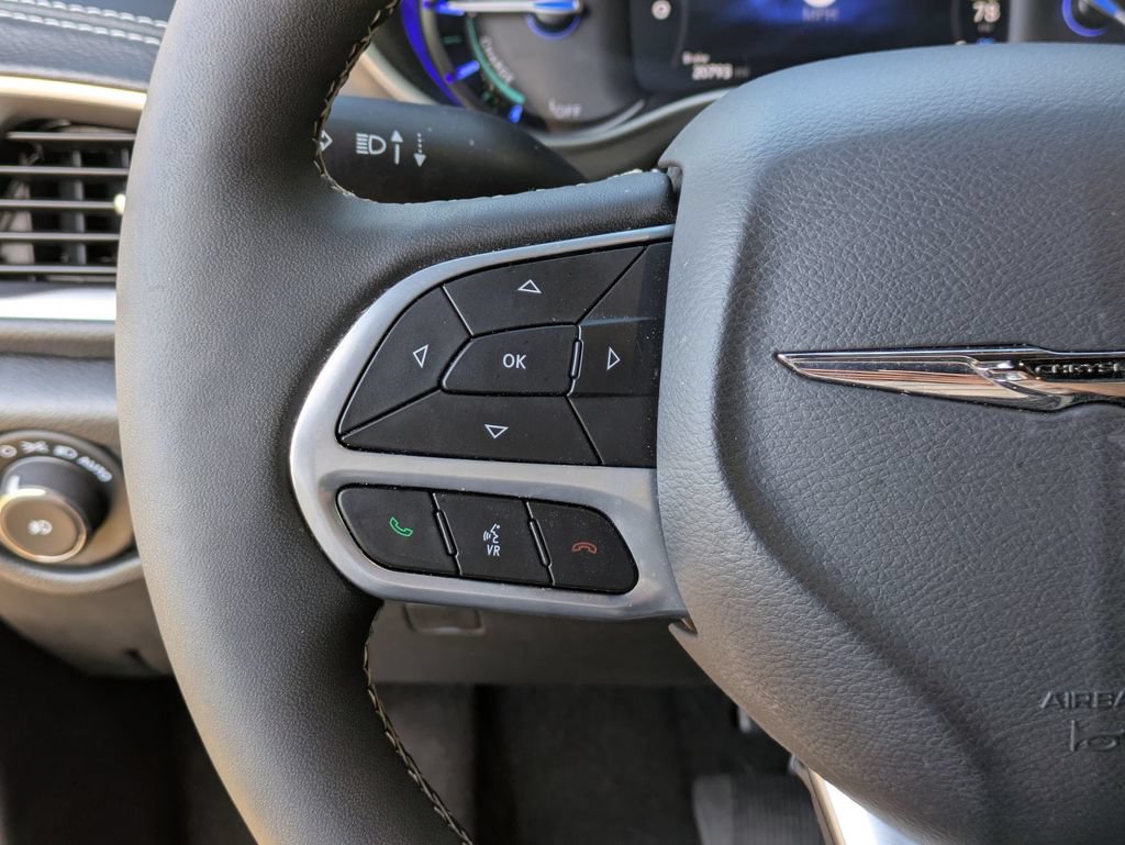 Used 2025 Chrysler Pacifica Select FWD image 17