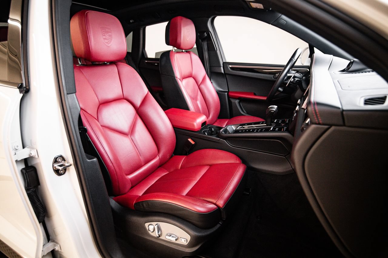 Certified 2023 Porsche Macan AWD/4WD image 29