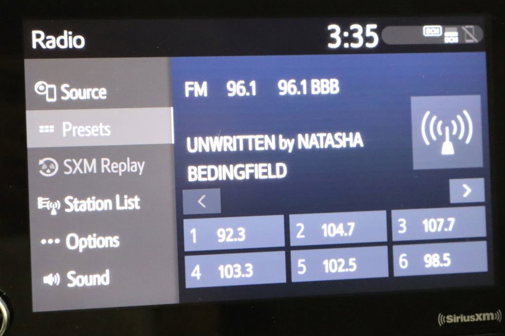 Used 2021 Toyota Highlander L image 33