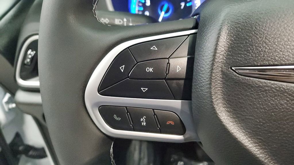 Used 2025 Chrysler Voyager LX image 27