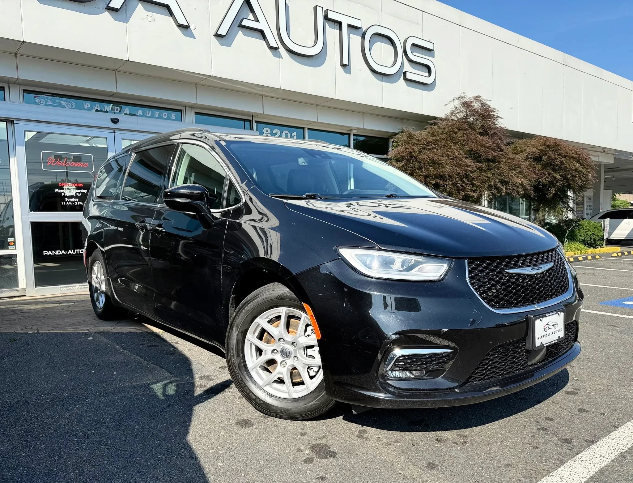 Used 2022 Chrysler Pacifica Touring-L FWD image 1