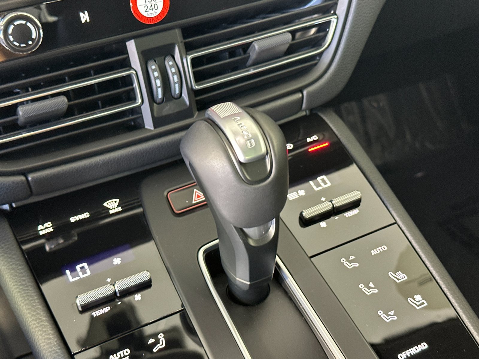 Certified 2026 Porsche Macan AWD/4WD image 25