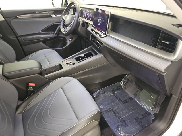 Used 2025 Volkswagen Tiguan SE w/ Panoramic Sunroof Package AWD/4WD image 35