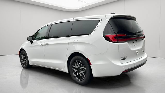 New 2027 Chrysler Pacifica Limited FWD image 9