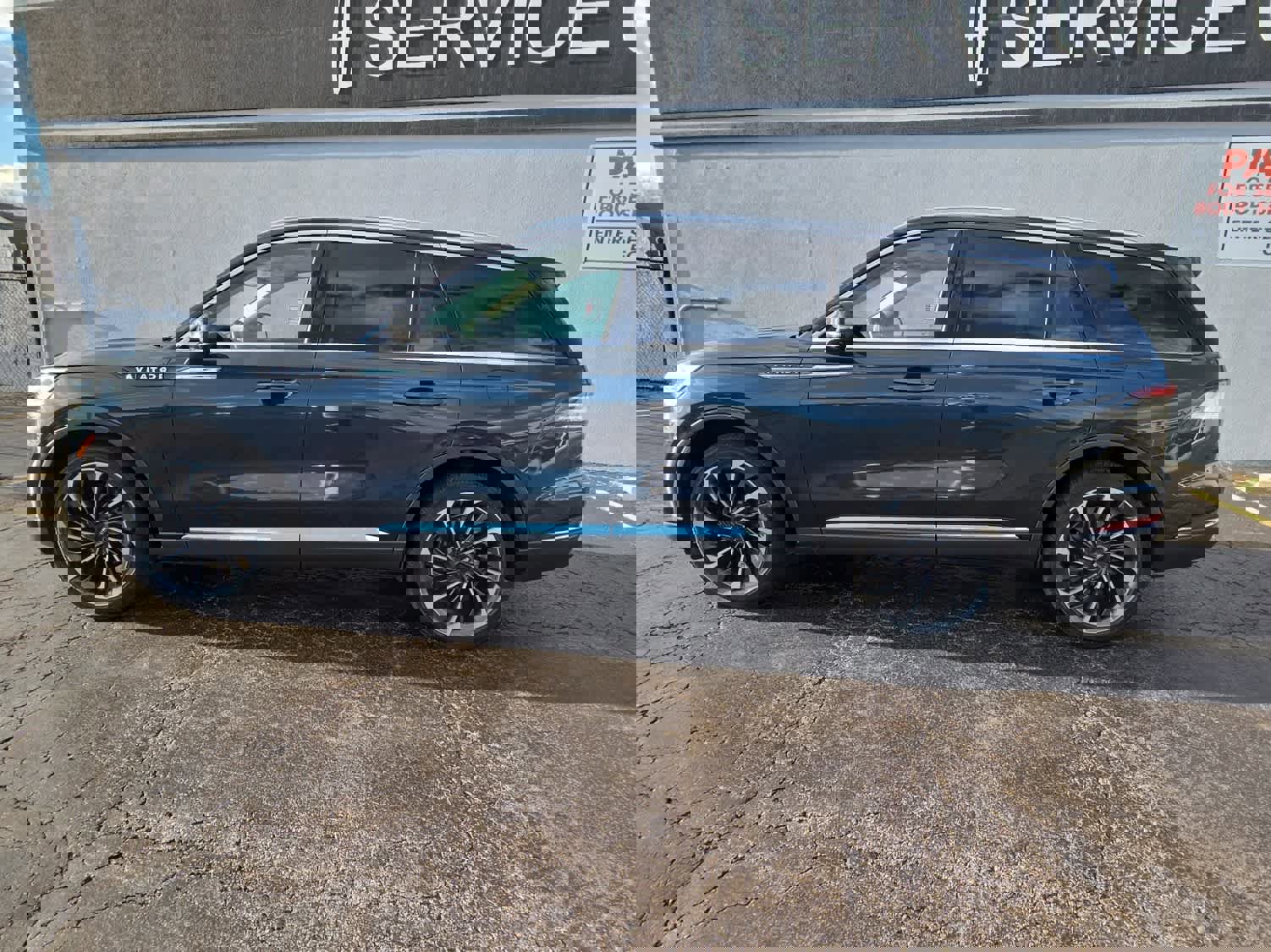 Used 2023 Lincoln Aviator Reserve w/ Equipment Group 201A image 8