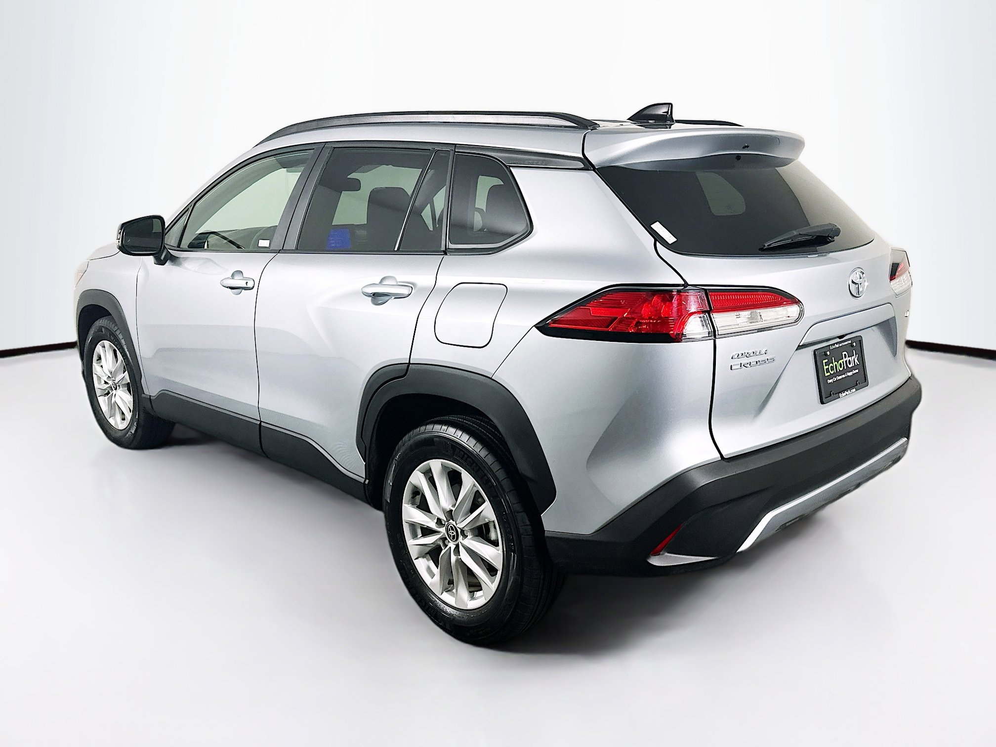 Used 2025 Toyota Corolla Cross LE image 5