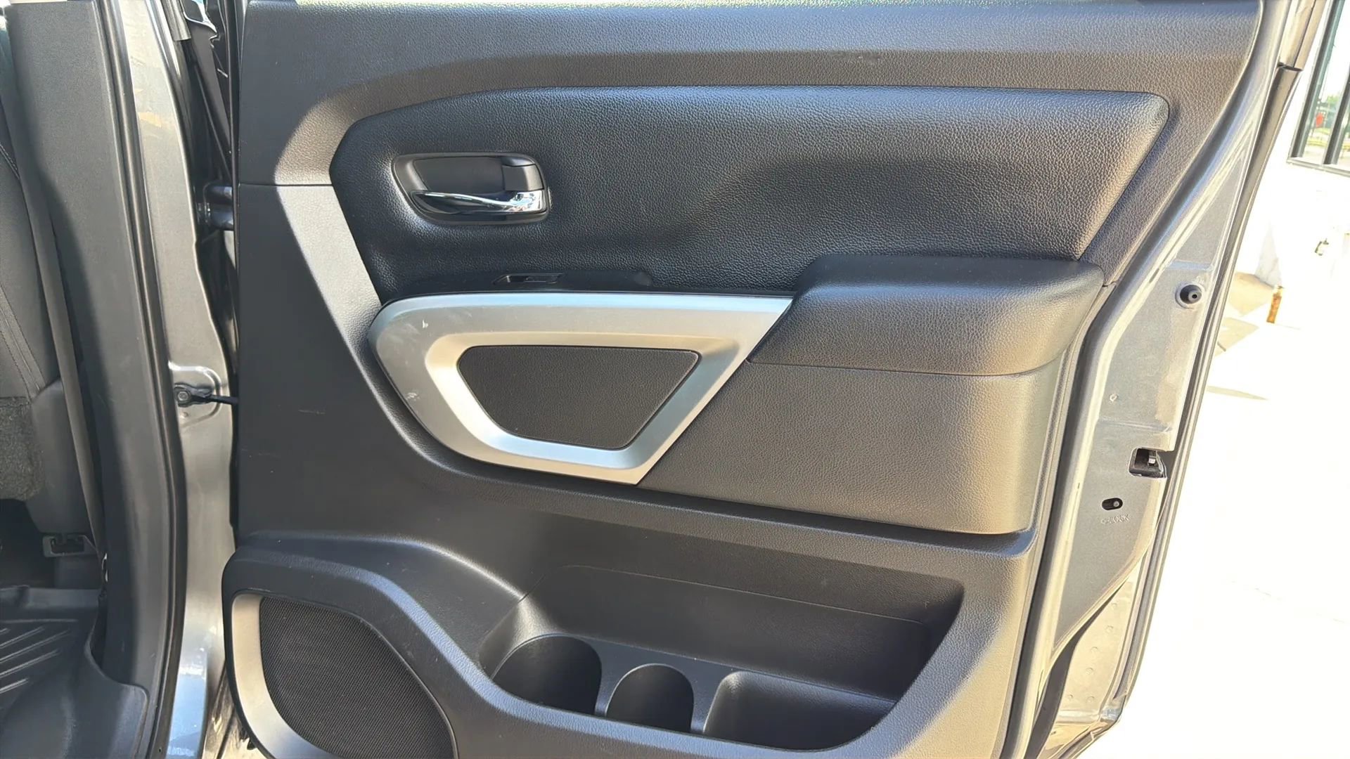 Used 2018 Nissan Titan SV RWD image 19