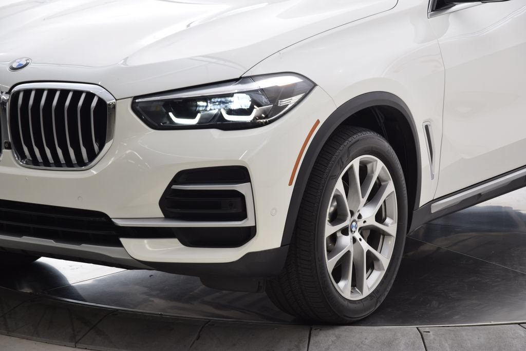 Used 2022 BMW X5 xDrive40i w/ Parking Assistance Package AWD/4WD image 11