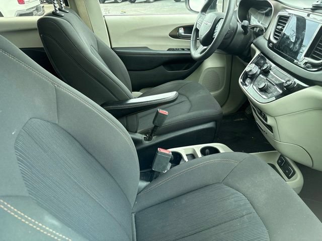 Used 2017 Chrysler Pacifica Touring FWD image 7
