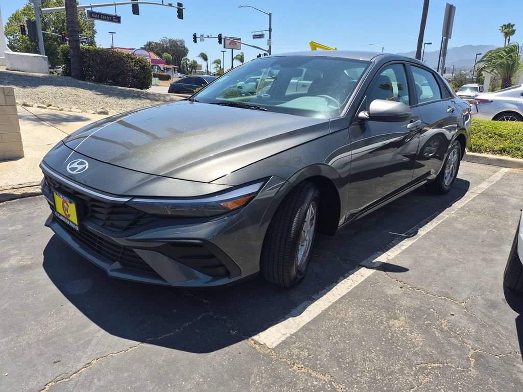 Used 2026 Hyundai Elantra SE FWD image 2