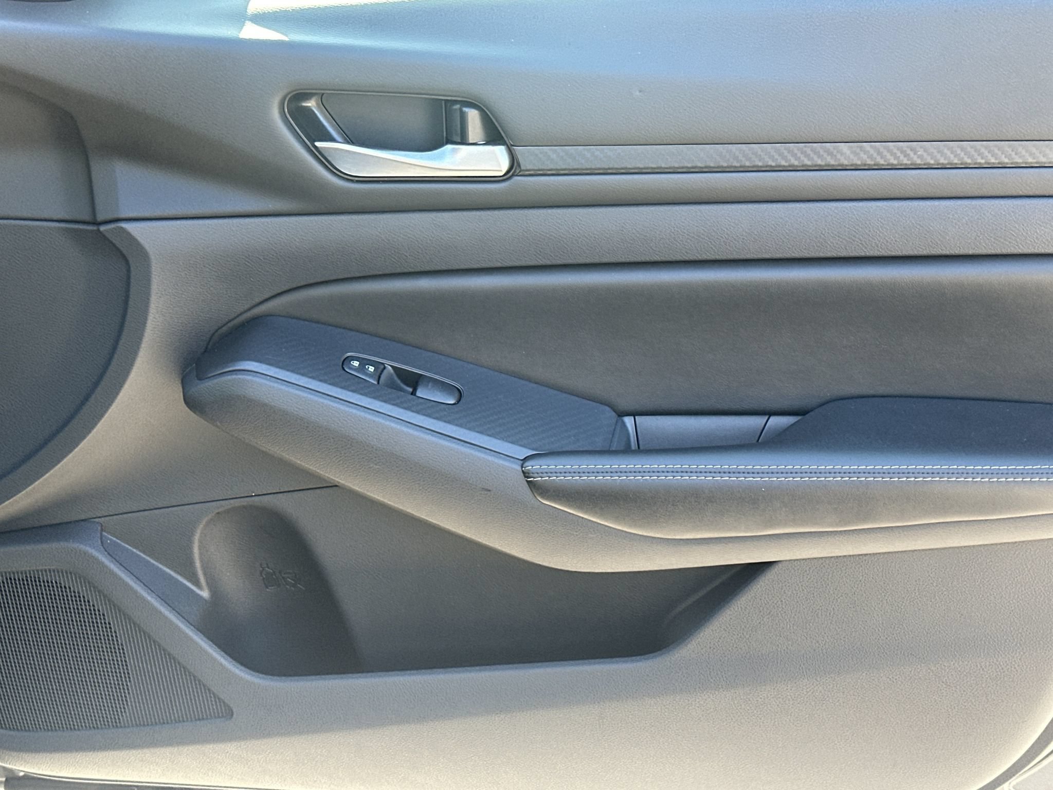 Used 2025 Nissan Altima 2.5 SV FWD image 14