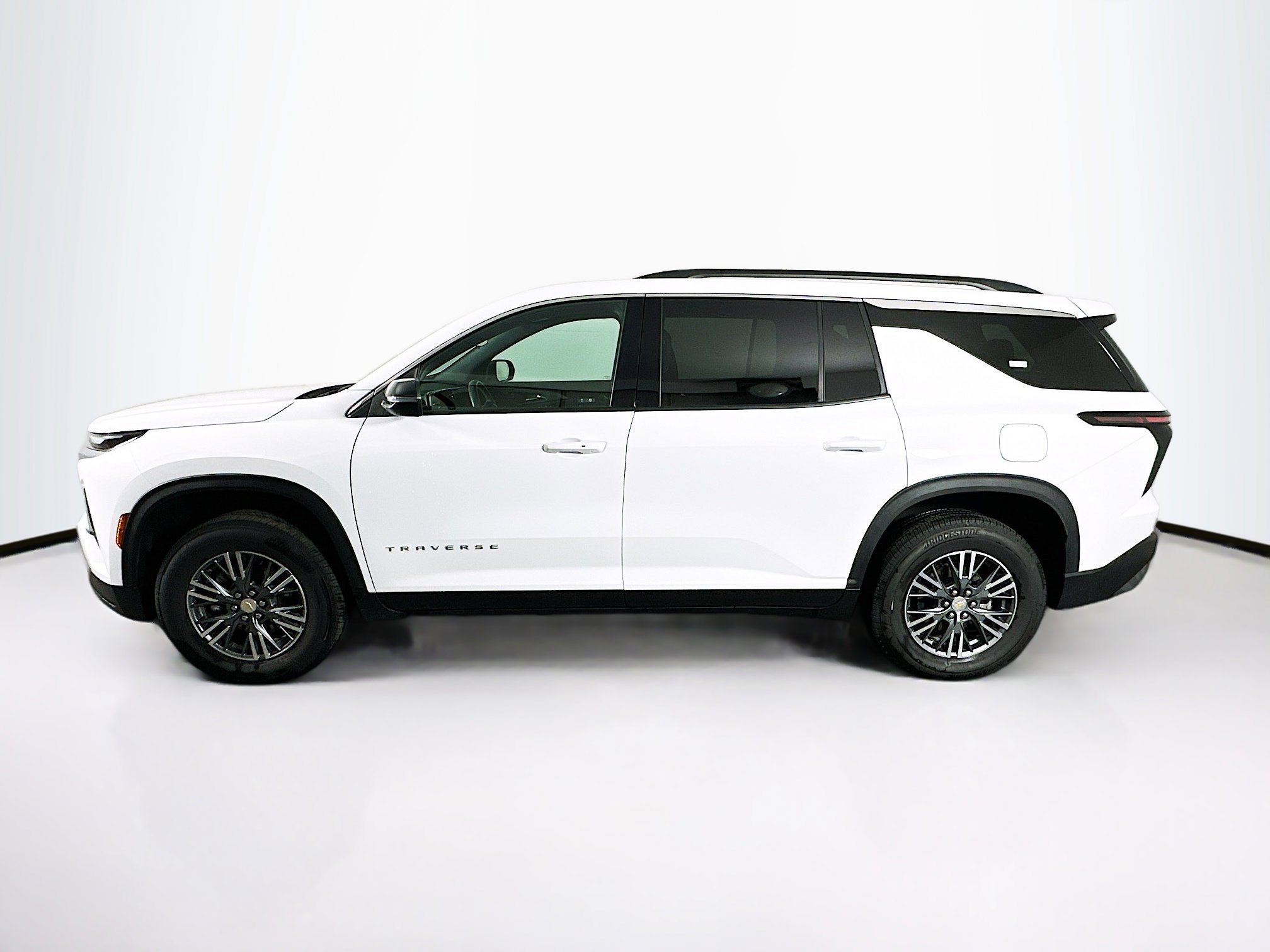 Used 2025 Chevrolet Traverse LT image 4